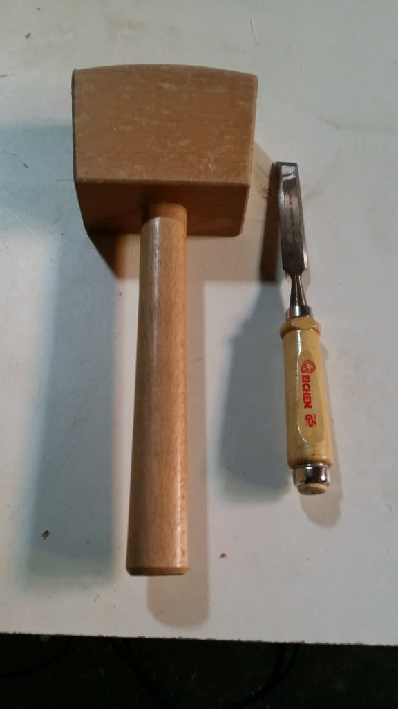 Holzhammer und Stechbeitel, beispielsweise zum Abheben überschüssigen Bleis