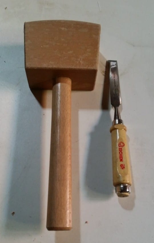 Holzhammer und Stechbeitel, beispielsweise zum Abheben überschüssigen Bleis