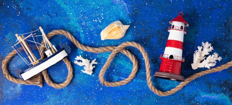Maritimes Stillleben mit Boot, Leuchtturm und Seil