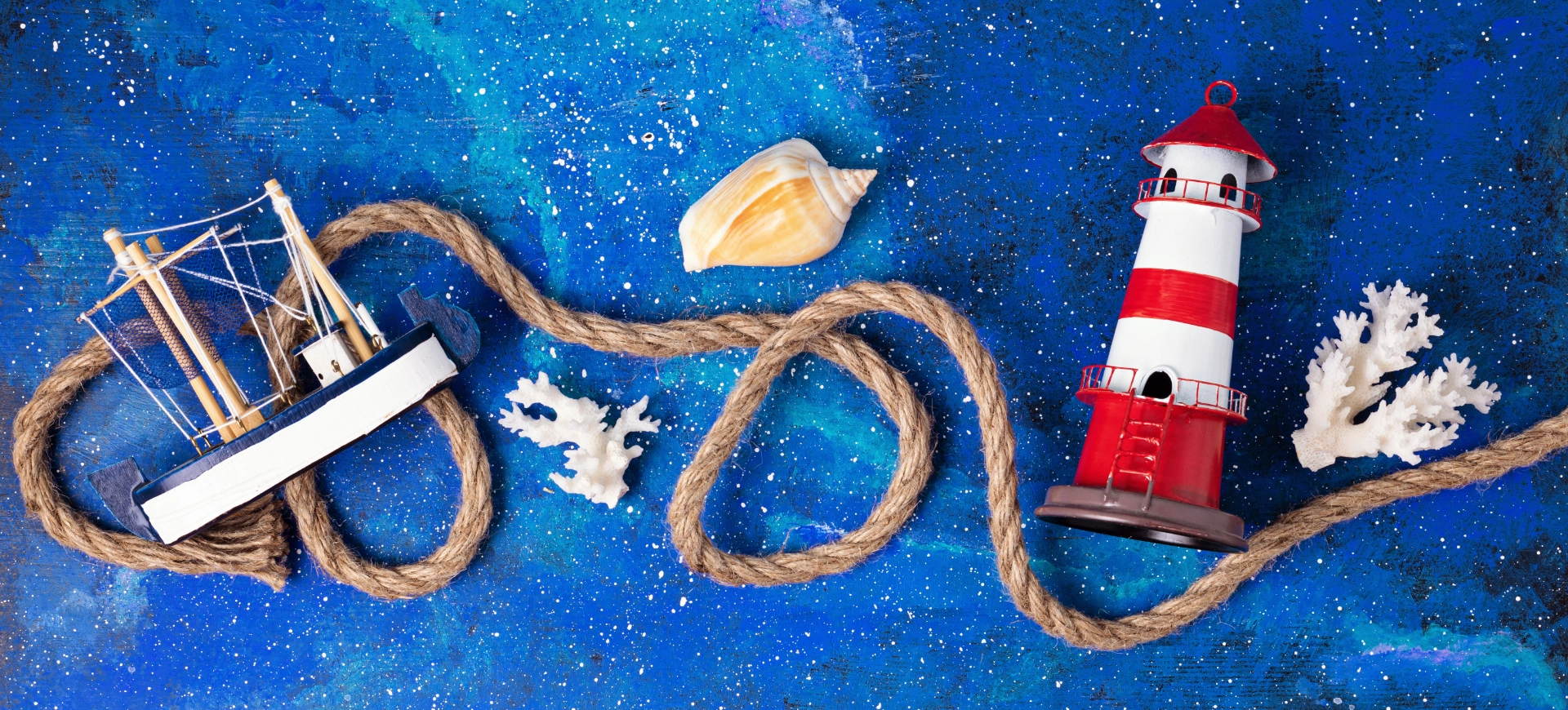 Maritimes Stillleben mit Boot, Leuchtturm und Seil